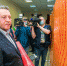 Андрей Шимкив возле макета знамени - Газета Ведомости