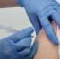 Девушке делают укол вакцины - 4S-Info.Ru