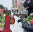 В столице Сибири росгвардейцы поздравили женщин цветами с 8 марта - Росгвардия